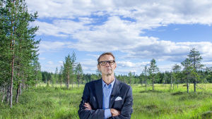 Suomi on suomalainen -sarjan juontaja Juhani Seppänen Peräpohjolan kesässä, suolla.