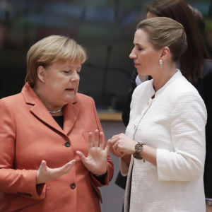 Tysklands förbundskansler Angela Merkel (t.v.) och Danmarks statsminister Mette Frederiksen hör EU:s sparsamma regeringschefer. Tysklands förbundskansler Angela Merkel och Danmarks statsminister Mette Frederiksen.