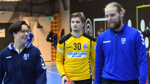 I landslaget är det Vanja Radic som tränar målvakterna. Joonas Klama försöker imponera på målvaktstränaren Vanja Radic under sitt första träningspass med herrlandslaget i handboll.