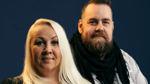 Satu Söderström och Stan Saanila i podden Naket med Satu och Stan. Närbild på sexologen Satu Söderström och journalisten Stan Saanila som tittar in i kameran.