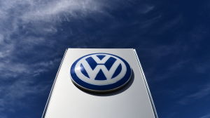 Volkswagens logotyp vid fabriken i Wolfsburg i Tyskland 16.4.2015.
