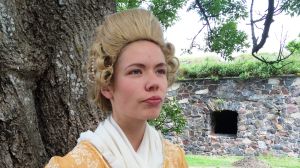 Alexandra Gustafsson som hertiginnan Charlotte är bra på att lugna ner kungen och gissa rätt tillsammans med barnen. Alexandra Gustafsson som Hertiginnan Charlotta