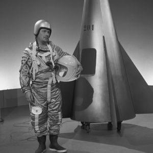 Leo Jokela astronautin asussa avaruusraketin vierellä Iskelmäkarusellissa 1962.