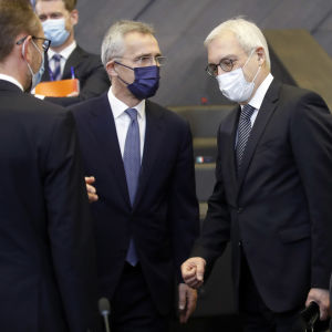 Natos generalsekreterare Jens stoltenberg och ryssland vice utrikesminister Aleksandr Grusjko.
