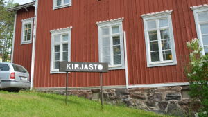 Stadens servicepunkt finns numera i biblioteket i Karislojo. Skylt där det står bibliotek på finska utanför en biblioteksbyggnad.