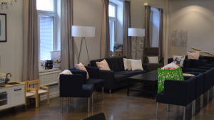 Helsingforsmission driver också ett familjecafé. Helsingfors missions familjekafé