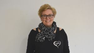 Nina Sjöstedt från Cawiar är ivrig över att sjunga tillsammans med Walentinakören. Nina Sjöstedt med svart Cawiar-körskjorta.