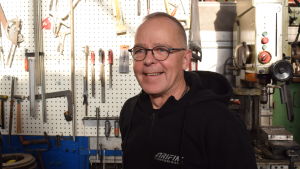 Janne Westerling är den tredje generationens metallarbetare i familjen Westerling. Också hans son jobbar i verkstaden. Janne Westerling i verkstaden.