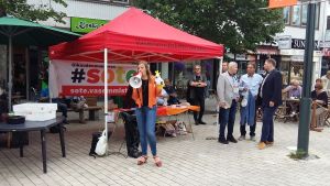 Li Andersson deltog i Vänsterförbundets bytestorg på gågatan i Imatra. Li Andersson