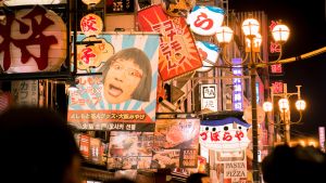 Kirkkaita valomainoksia japanilaisella kadulla.
