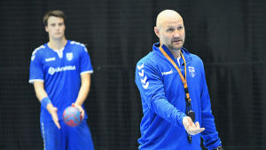 Ola Lindgren saknar inte meriter – varken som spelare eller tränare. Ola Lindgren instruerar spelarna under sitt första träningspass med herrlandslaget i handboll-