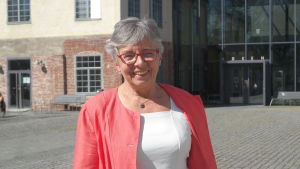 Kanslern Ulrika Wolf-Knuts håller bland annat i jubileumsårets program. Kansler Ulrika Wolf-Knuts framför Åbo Akademis Arken