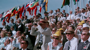 Publikhavet var stort både under uppskjutningen och landningen 1969. Bild på folkhavet som följer med uppskjutningen av Apollo 11.