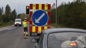 Har man otur kan det bli långa väntetider vid trafikljuset eftersom trafiken styrs längs endast en körfil. Trafikljus vid vägarbete i Horsbäck.