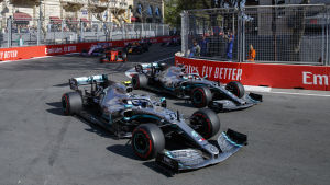 Den första kurvan i Baku. Bottas (till vänster) hade en bättre linje och lyckades hålla Hamilton bakom sig. Valtteri Bottas kör mot Lewis Hamilton i Baku.
