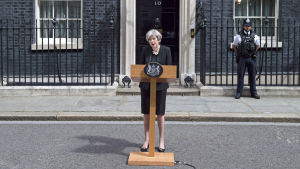 Theresa May gav sitt uttalande utanför tjänstebostaden på Downing Street 10. Theresa May ger ett uttalande efter nya terrorattacker i London.