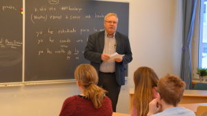 Roskn´ Rolls verkställande direktör Jukka Paavilainen berättade för eleverna att det i Finland varje år slängs bort omkring 5000 lastbilslass med mat. Roskn´ Rolls verkställande direktör Jukka Paavilainen besöker Ekenäs högstadieskola.