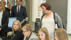 Estlands undervisnings- och forskningsminister Mailis Reps besökte Latokartanon peruskoulu i Helsingfors under president Kersti Kaljulaids statsbesök i Finland i början av mars. Estlands undervisnings- och forskningsminister Mailis Reps besökte Latokartanon peruskoulu under presidentens statsbesök i Finland.