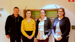 Hannu Salminen, Saara Suomäki, Li-Marie Santala och Gina Forsström. Saara Suomäki är verksamhetsledare för regionens 4H-förening som fått finansiering till ett naturprojekt via Silmu. Fyra personer står framför en tavla med betande får. De tittar in i kameran och ler.