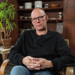 Verksamhetsledare Mecki Andersson betonar rutiner i vardagen. man sitter och ser lugn ut