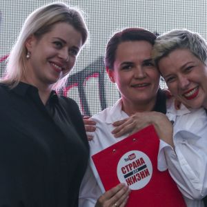 Här är den så kallade trion. De drog ofta storpublik på turnéer inför presidentvalet. Den vitryska kvinnotrojkan som representerar oppositionen i augusti 2020 - Viktoria Tsepkalo, Svetlana Tichanovskaja och Maria Kalesnikova