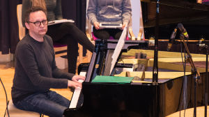 Musiklärare Johan Sundqvist vid flygeln. Musiklärare Johan Sundqvist vid flygeln.