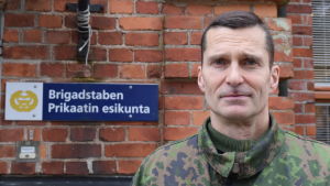 Brigadkommendör Arvi Tavaila betonar god handhygien. Möten har i allt högre grad ersatts av virtuella möten också på Nylands brigad. Brigadkommendör Arvi Tavaila