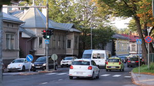 Det kan hända att bilar i framtiden har väldigt olika ljud i låga hastigheter. Trafik på Bangårdsgatan i Åbo.