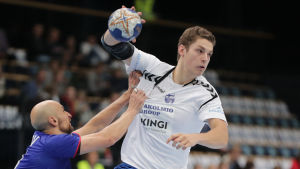 Max Granlund hoppas ännu på att kunna spela då kvalet inleds. Max Granlund försöker göra mål mot Ryssland i VM-kvalet i handboll.