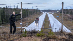 - Vi är nyfikna på resultaten som säkert är till nytta också för jaktlagen och jägarna, säger Thomas Vintervik, ordförande för Mogenpörts jaktförening. Thomas Vintervik vid en viltkamera på djurbron.