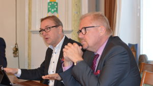 Stadsdirektörerna Denis Strandell (till vänster) från Hangö och Ragnar Lundqvist från Raseborg ska förklara saker för näringsministern. Arkivbild. Denis Strandell och Ragnar Lundqvist