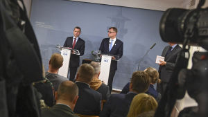 Sipilä och Orpo framträder som rakryggade värdeledare måndagen den 11 juni. Juha Sipilä och Petteri Orpo håller presskonferens under regeringskrisen
