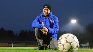 Niclas Mattsson från FC Lovisa önskar sig en tillräckligt stor hall för bollsporter. Även om det går att spela fotboll utomhus en stor del av året skulle det vara viktigt att få en bra idrottshall också för FC Lovisa. Niclas Mattson på den nya konstgräsplanen
