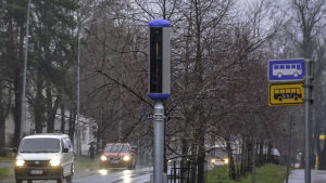 Kameran på Wernen Söderströmsvägen finns strax efter en busshållplats. Trafikövervakningskamera i Borgå