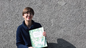 Päivi Kaataja, som skrivit Hemulin kasvio, jobbar som muminproducent på förlaget WSOY och har till uppgift att komma på hur man kan använda muminkaraktärerna på olika sätt. Författaren Päivi Kataja med sin bok "Hemulin Kasvio".