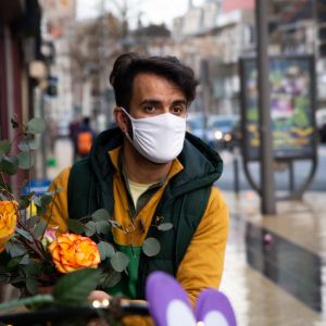 Blomsterhandlaren Yoan Tissandier hoppas att Storbritannien och EU kommer överens. Blomsterhandlaren