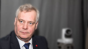 Antti Rinne, SDP: "Den snabba lösningen handlar om att ge ordentligt med resurser till barnskyddet. På längre sikt har vi i vår alternativa budget presenterat bättre satsningar på barnfamiljer (partiet nämner bl.a. familjetjänster, rätt till subjektiv dagvård, jämlik grundskola)." SDP:s ordförande Antti Rinne