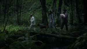 Glada vi i skogen gå, glatt vi le och sjunga. Peter Belli, Brandy Litmanen och Morad Baloo Khatchadorian ute på vandring. Tre gestalter rör sig genom en mörk skog i filmen Kooko-di Koko-da.