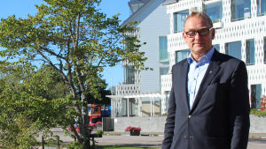 Hangös stadsdirektör Denis Strandell gillar regattan. Stadsdirektör Denis Strandell och hunden Melker på Regattastranden i Hangö