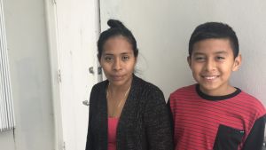 William och hans mamma Maria får snabbt höra om immigrationsmyndigheterna gjort räder i deras hemkvarter. De känner otaliga andra papperslösa i området. 12-åriga William och hans mamma Maria.