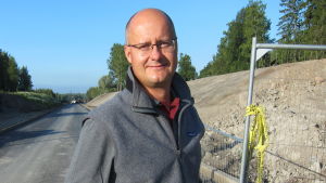 Sakari Poussa bor precis invid Torvbanevägen.. Sakari Poussa bor nära vägbygge i Esbo