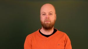 Studiehandledare Johan Nilsson vid Hangö gymnasium välkomnar alternativ åt Hangöungdomarna. Man framför skoltavla.