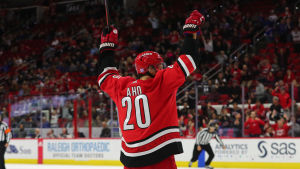 Aho har gjort 66 poäng den här säsongen. Sebastian Aho firar ett mål.