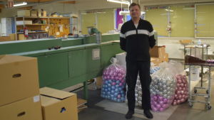 Magnus Råberg är bland annat produktionsansvarig och arbetsledare på Koristevienti i Hangö. Julgranskulor