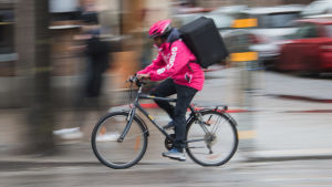 Under en arbetsdag kan ett bud cykla upp till 50 kilometer. cykelbud för Foodora
