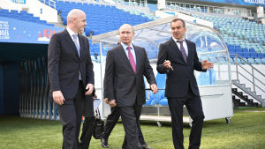 Det var andra vargar i farten då president Putin och premiärminister Medvedev stod värd för FIFA:s ordförande Gianni Infantino i Sotji tidigare i år. Gianni Infantino, FIFA:s ordförande, möts med president Vladimir Putin och premiärminister Dimitrij Medvedev på arenan i Sotji.