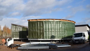 Huset Pyörre ska föreställa en virvel men är nu täckt under presenningar. Det cirkelformade huset Pyörre är forfarande täckt av presenningar.