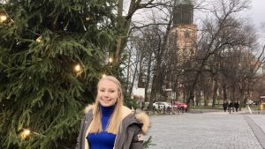 För att fylla ut årets luciaensemble kommer Linnéa Gyllenberg att medverka i år igen, men denna gång som tärna.. Linnea Gyllenberg vid Gamla Stortorget i Åbo.