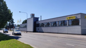 Samma fastighet sett från andra hållet. Vissa kanske kommer i håg att det tidigare fanns en stor loppmarknad i det som nu är måleriaffären. En stor byggnd invid en gata.