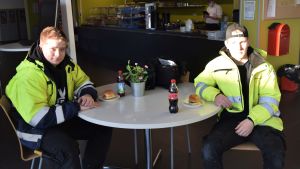 Edwin Wikström och Kevin Nyberg använder munskydd under lektionstid men inte vid kaffebordet. De umgås ändå i små grupper också på fritiden. Killar på Axxell i Karis.